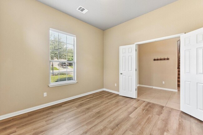 Building Photo - 640 Loma Cedro Bend