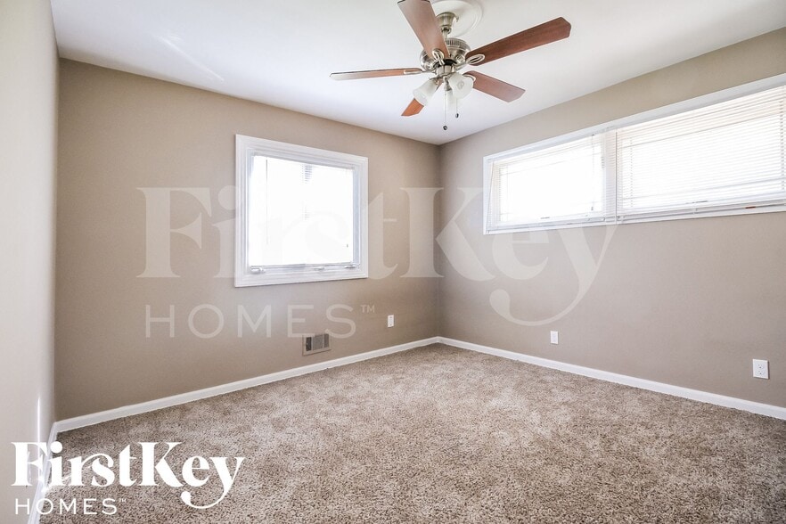 Building Photo - 2305 NE 61st St