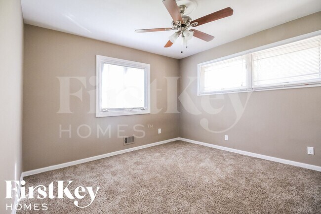 Building Photo - 2305 NE 61st St