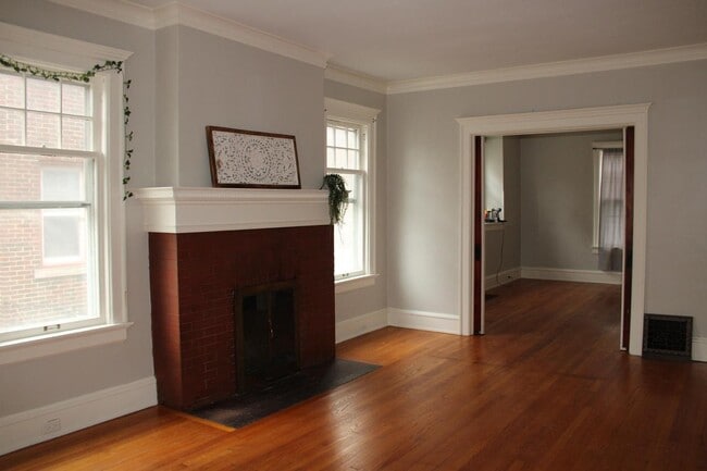 Building Photo - 2909 N Farwell Ave