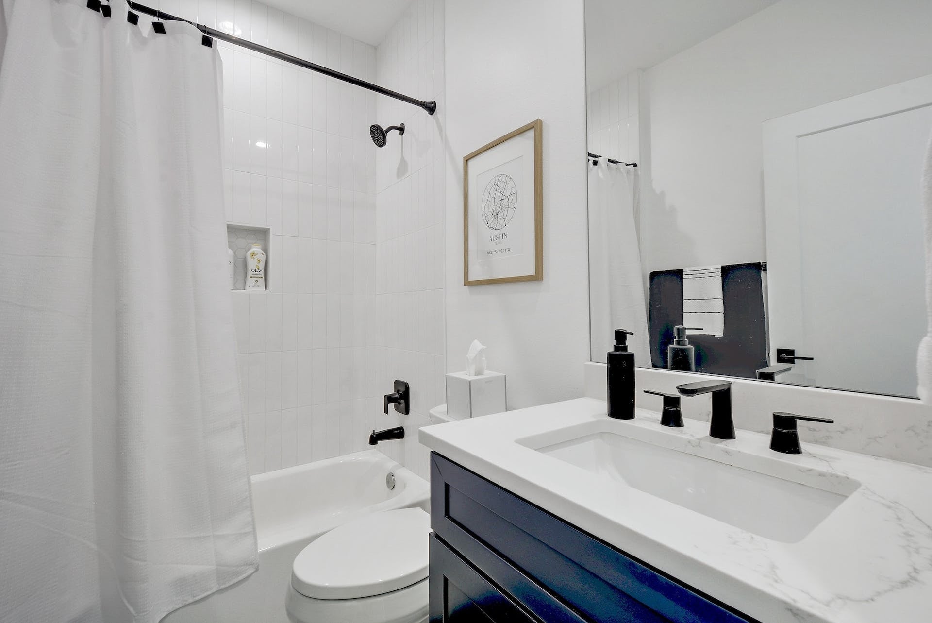 Full bathroom 2 - 413 W Odell St