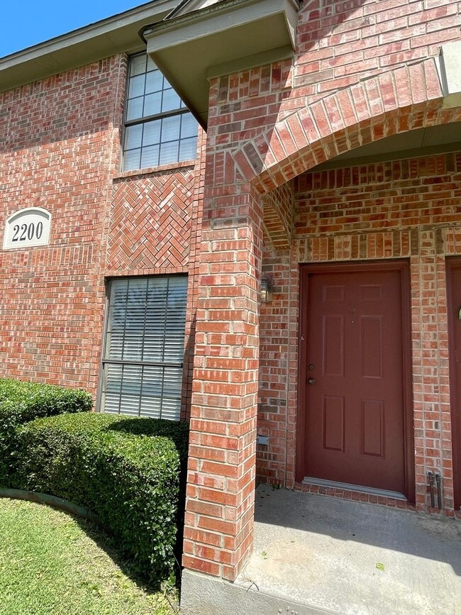 Primary Photo - 2 BEDROOM TOWNHOME