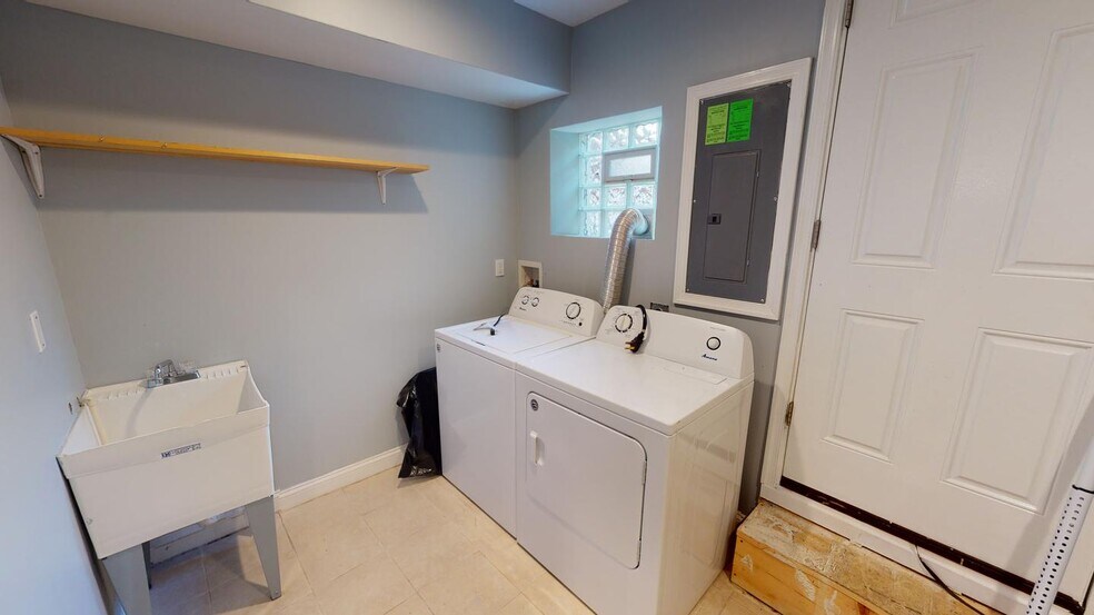 Building Photo - Beautiful Waverly townhouse near Johns Hopkins University