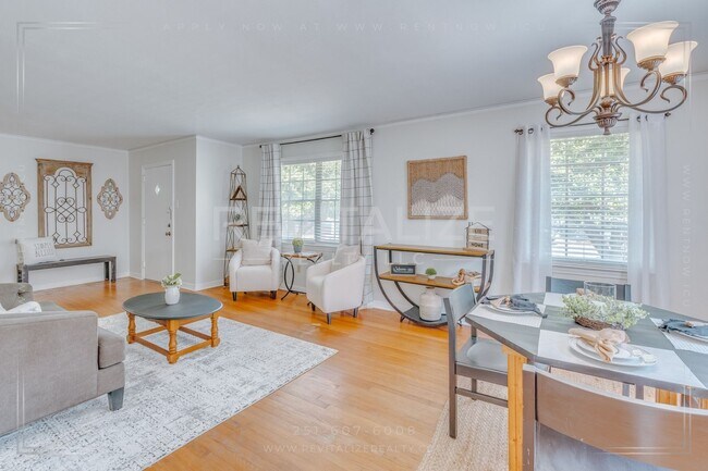 Building Photo - 3 Bed 2 Bath Gem in Midtown Mobile!!