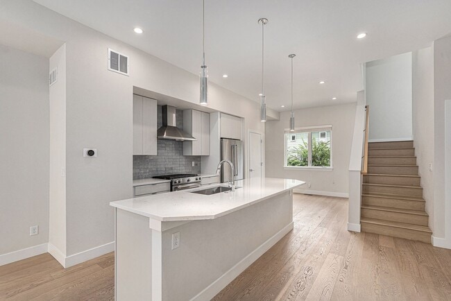 Building Photo - Spacious 3 bedroom home in the heart of Ed...