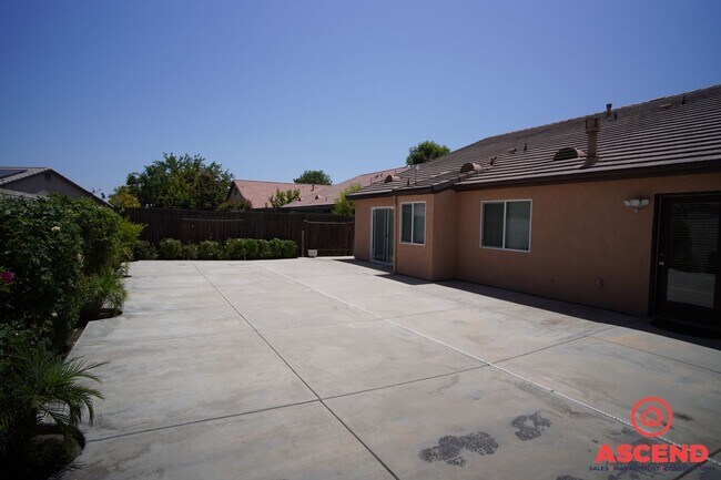 Building Photo - Lovely Home in Southwest Bakersfield!-SOLA...