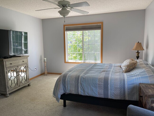 Building Photo - Beautiful end unit townhome in Elk River!