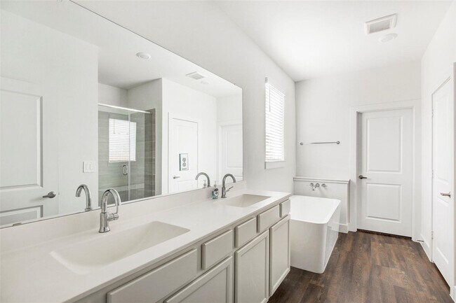 Building Photo - Very functional floor plan, has game room/...