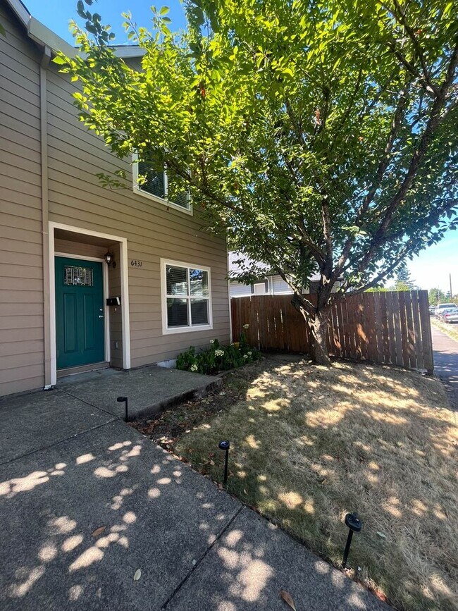 Building Photo - Charming SE Portland Home in a Central, Accessible Location
