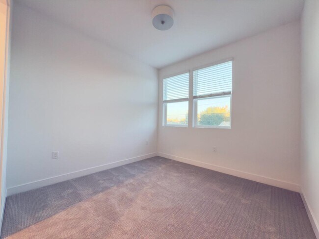 Building Photo - 1303 Besra Ter