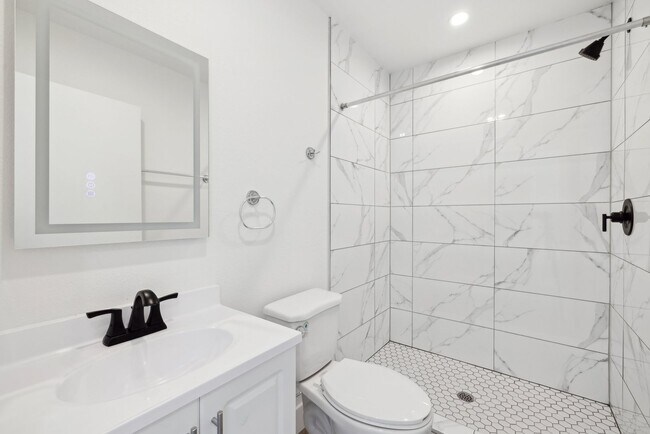 Building Photo - 1348 W 37th Pl