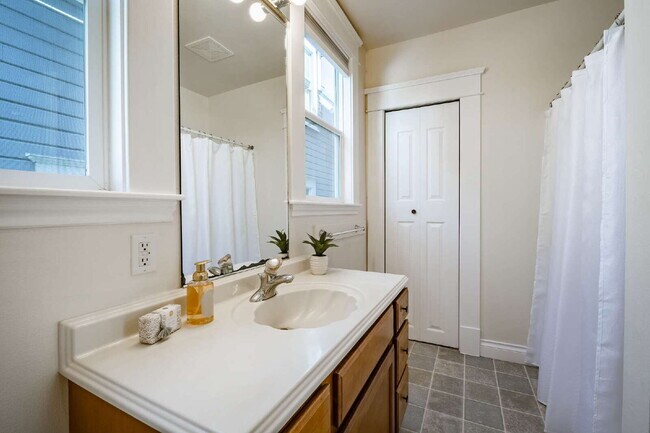 Building Photo - Charming, Spacious 5-Bedroom Home in York ...