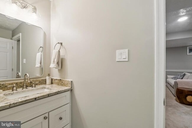 Building Photo - 9525 Oakhurst Dr