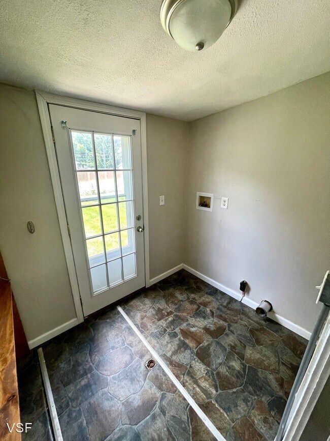 Building Photo - 3 br, 1 bath House - 328 Morehead St.