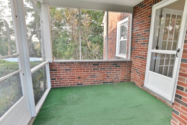Building Photo - Quaint Single-Family Home on Sunnyside Ave