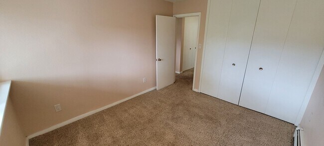 Building Photo - 805 S Circle Dr
