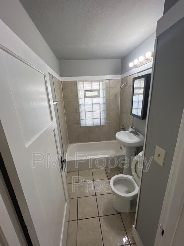 Building Photo - 3843 N 24th Pl