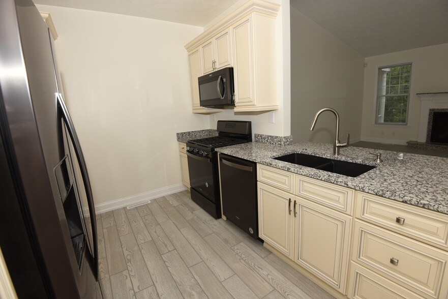 Kitchen - 207 Adams Pointe Blvd