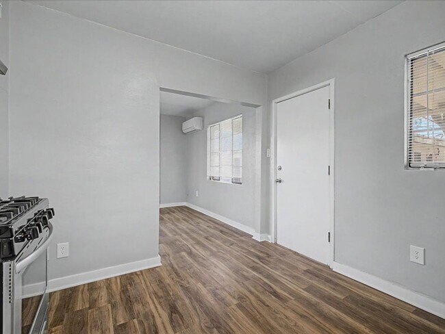 Building Photo - 2116 N Forgeus Ave