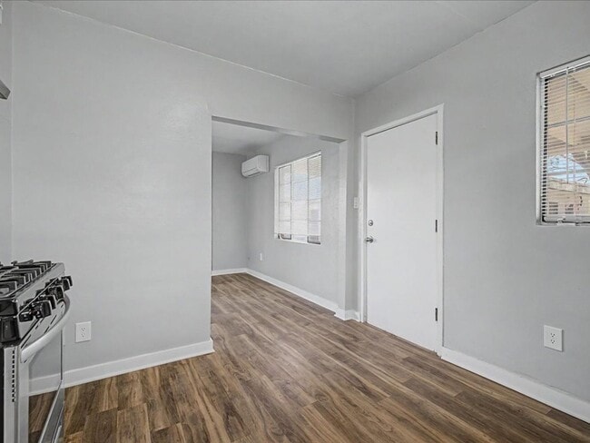 Building Photo - Cozy & Modern 2-Bedroom Home