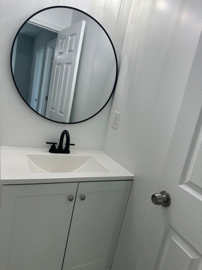 Building Photo - Brand New Renovation! Open Floor Plan! W/D...