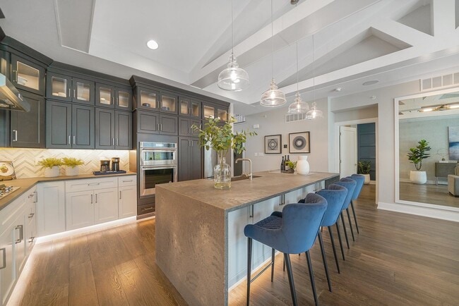 Building Photo - Luxury Fully Furnished 3 Bed 3.5 Bath Town...