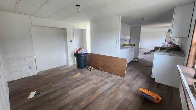 Building Photo - 3+ Bed Home Available with Garage