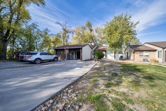 Building Photo - Duplex w Large Backyard + 1 car detached g...