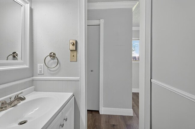 Building Photo - 8602 Colonial Dr