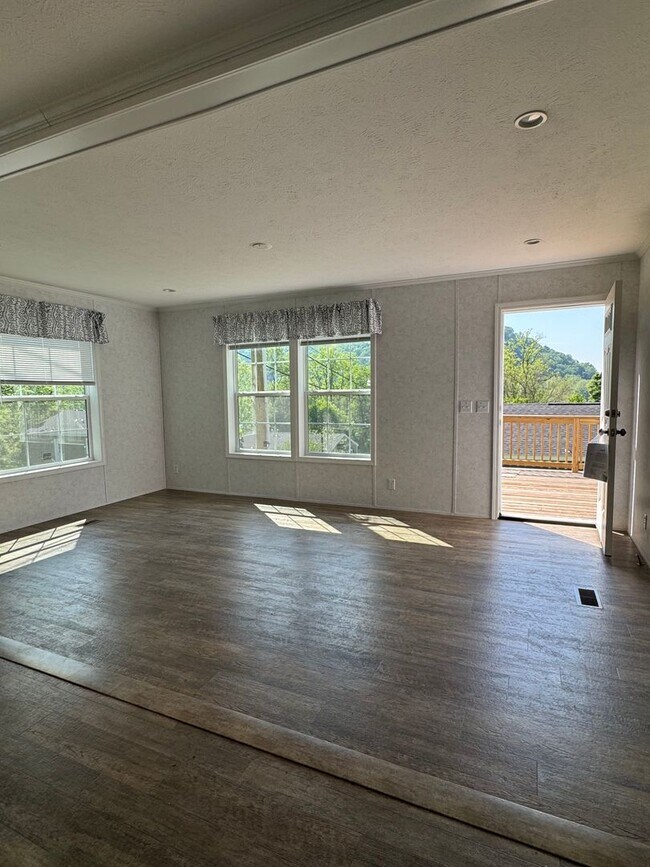 Building Photo - 465-4 Royal Manor Rd-