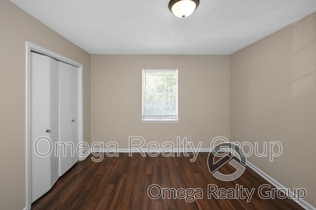 Building Photo - 425 Oakwood Ave