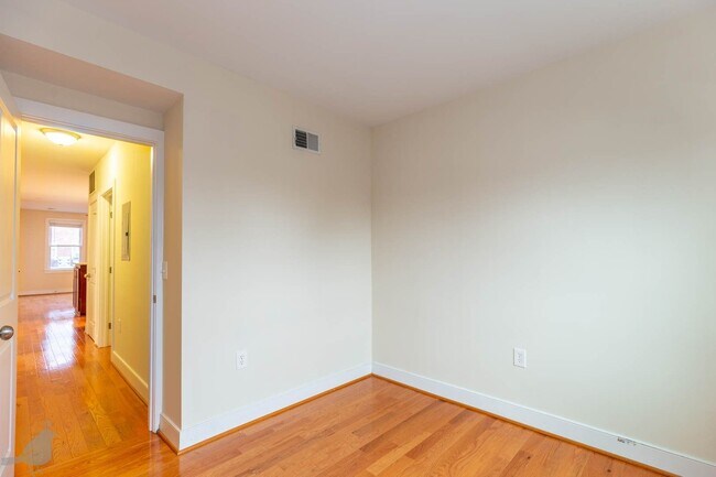 Building Photo - Bright and Spacious 2 Bedroom Abode in Bre...