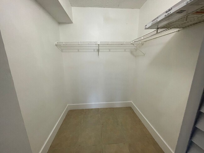 Building Photo - 5323 Summerlin Rd