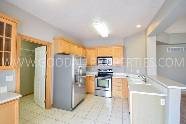 Building Photo - 2 Bedroom 2 bath Town Home in West Des Moines