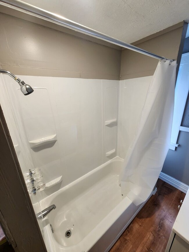 Building Photo - Three Bedroom Single Family Home!