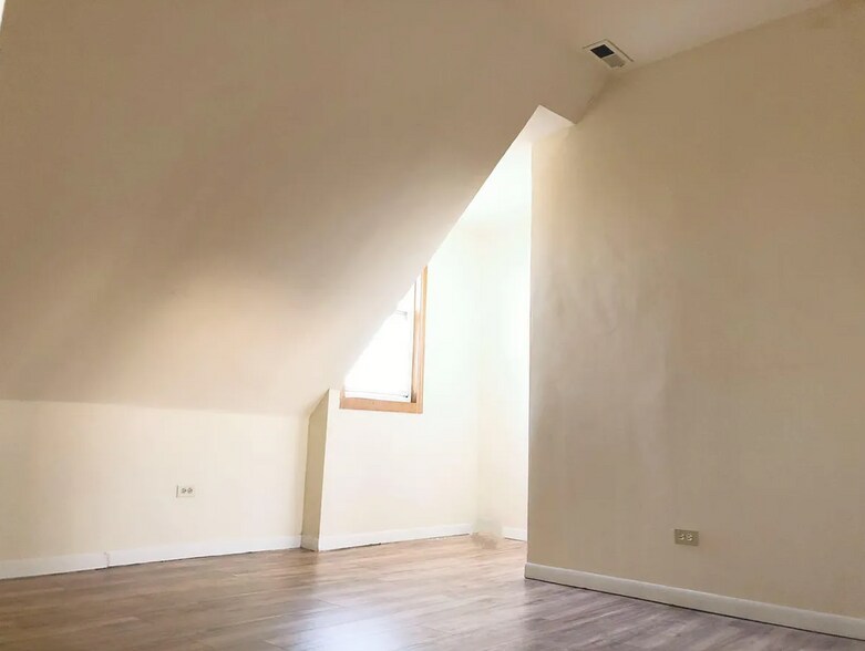 Building Photo - 1368 W Evergreen Ave