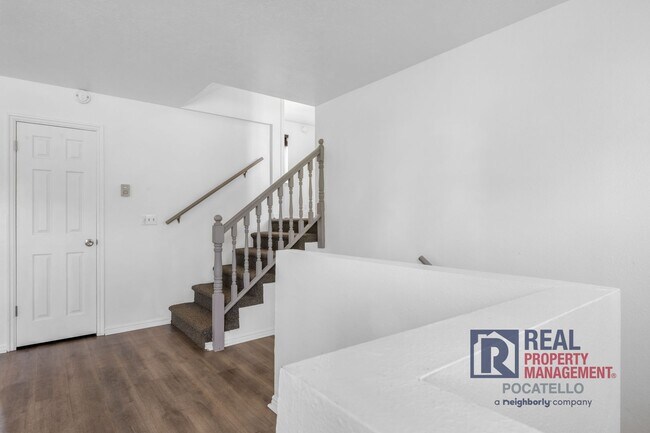 Building Photo - 1215 Cottage Ave