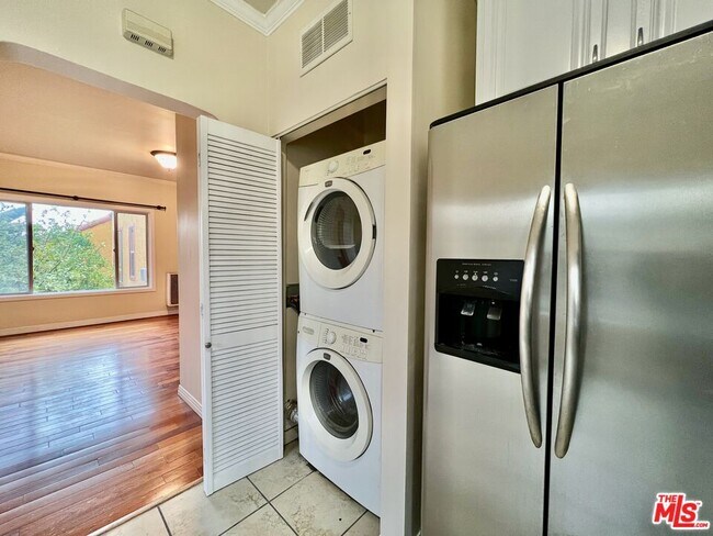 Building Photo - 605 1/2 Tularosa Dr