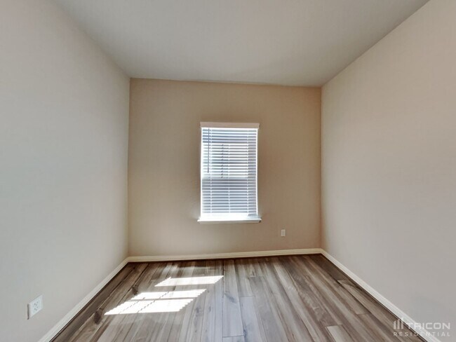 Building Photo - 13551 Paxton Blvd