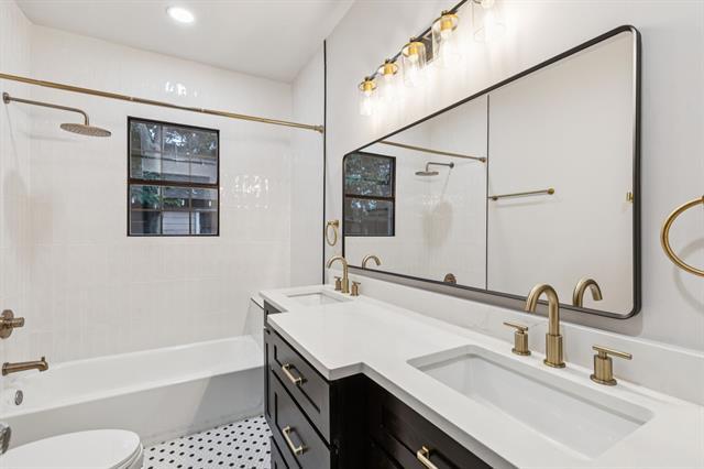 Building Photo - 810 S Montclair Ave