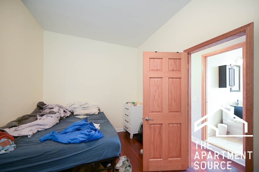 Building Photo - 665 W Cornelia Ave