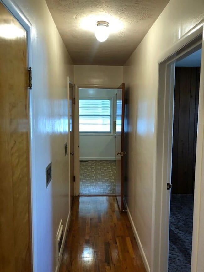 Building Photo - SINGLE LEVEL, 3 BEDROOM HOME WITH DETACHED...