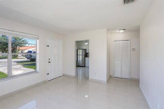 Building Photo - 3156 SW 27th St