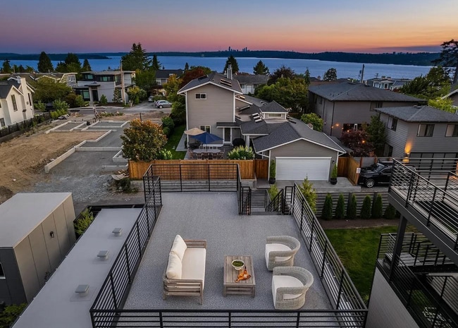 Building Photo - 421 14th Ave W