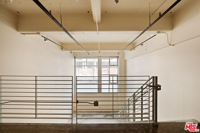 Building Photo - 1130 Flower St