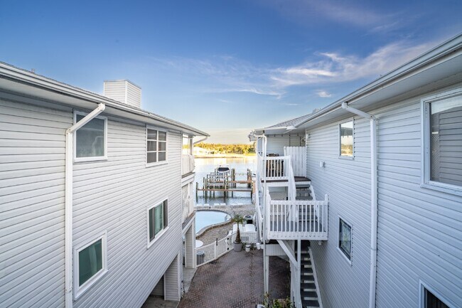 Building Photo - Gorgeous 2/2 condo at Indian Shores