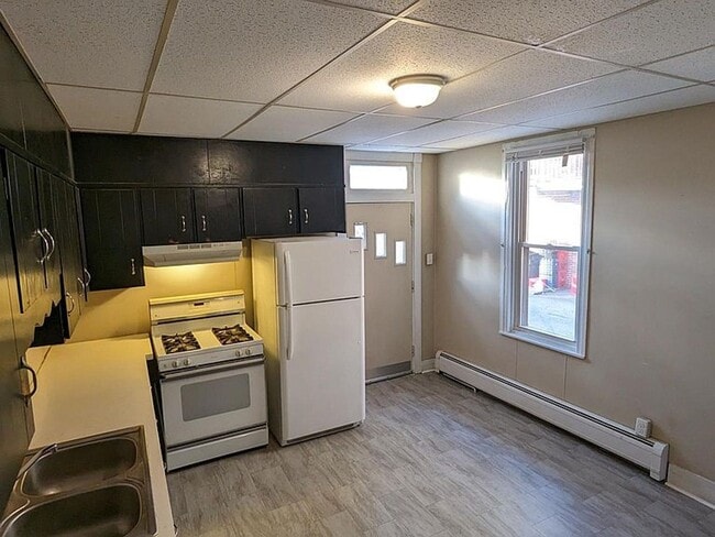 Building Photo - Spacious 5 Bedroom home in York!