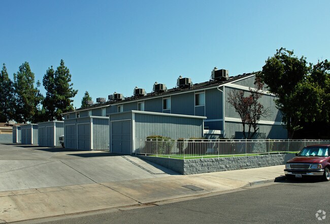 Primary Photo - 1490 W Swift Ave