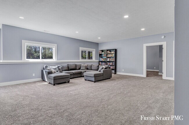 Building Photo - Spacious 6-Bedroom Retreat in Rockford with 3.5 Luxurious Baths