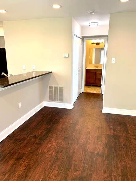 Building Photo - 1109 Foxmeadow Dr